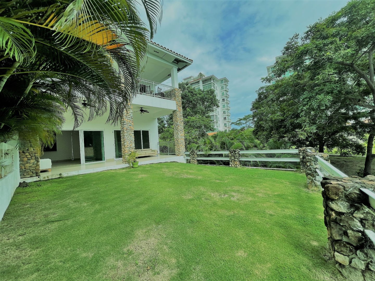 GROUND FLOOR APARTMENT WITH PRIVATE GARDEN FOR SALE/FOR RENT IN PUNTA