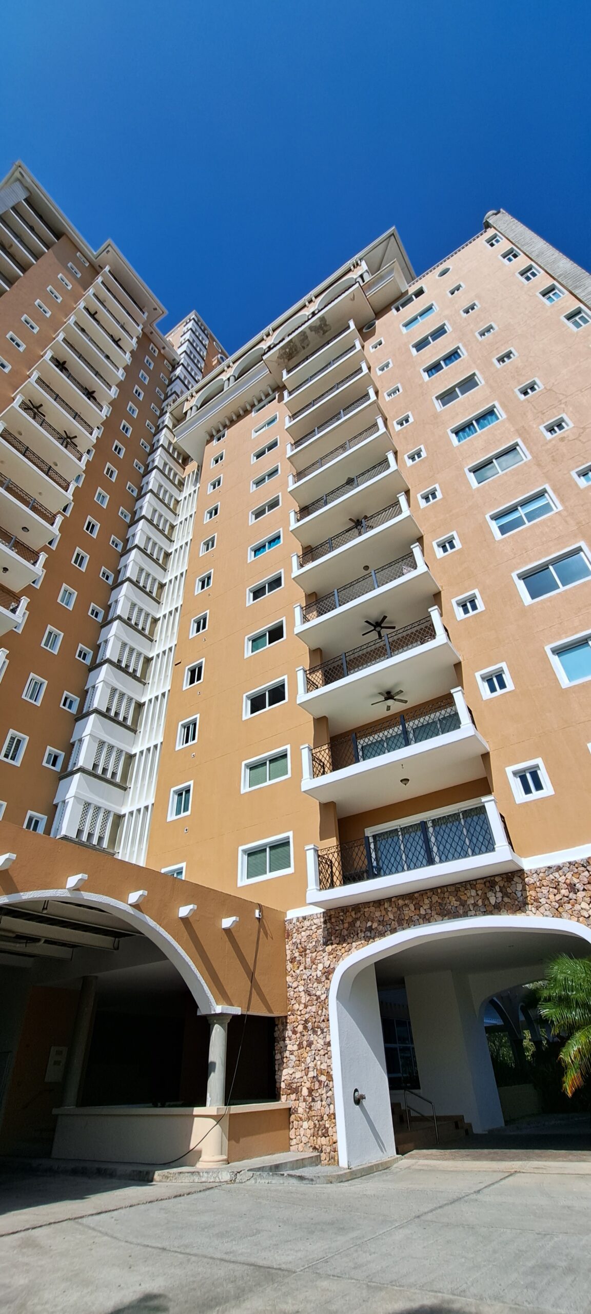 1st FLOOR APARTMENT FOR SALE IN PH EL ALCAZAR, CORONADO GOLF, CORONADO