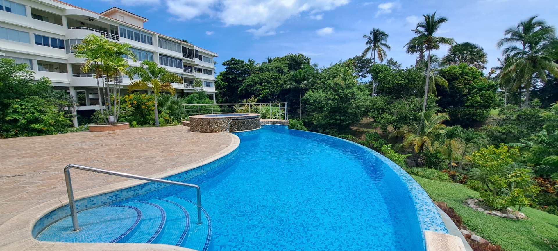 **PRICE REDUCED** 1ST FLOOR APARMENT IN, PLAYA CORONADO FOR LONG TERM